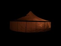 Zirkus-Zelt bei Nacht beleuchtet